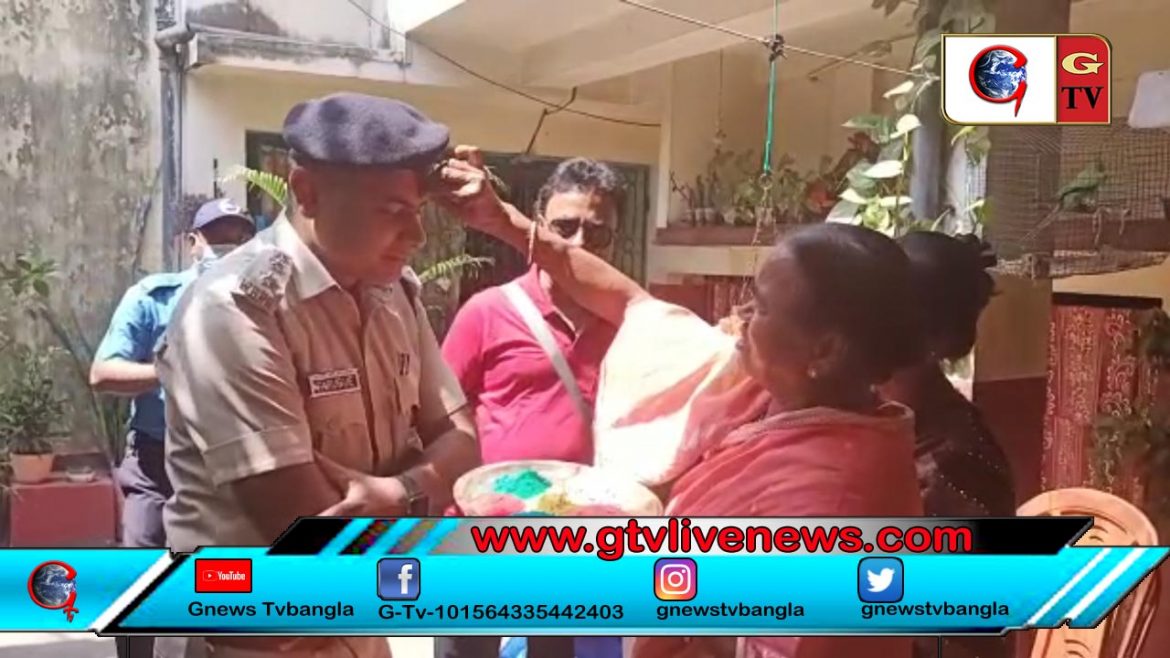 শবেবরাত ও হোলি উপলক্ষ্যে ডোমকল মহাকুমা আধিকারিক ফারুক মোহাম্মদ চৌধুরী বেশকিছু বাড়িতে হোলির আবীর ও মিষ্টির প্যাকেট বিতরণ করলেন